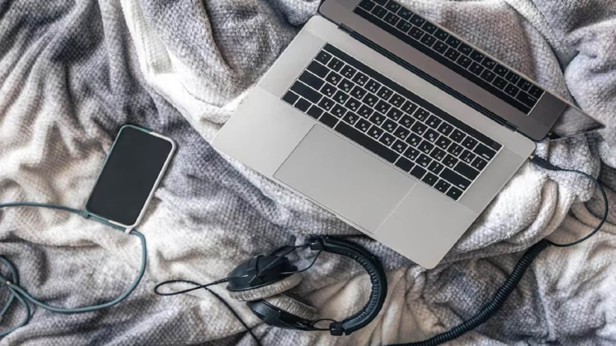 लॅपटॉप अंथरुणावर ठेवून चार्ज करत असाल तर सावधान! आजच जाणून घ्या हे धोकादायक सत्य