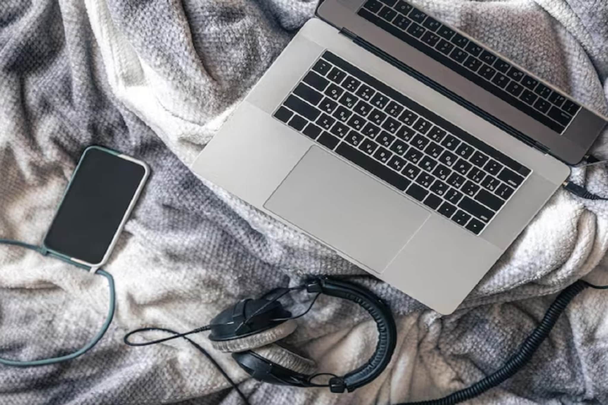 लॅपटॉप अंथरुणावर ठेवून चार्ज करत असाल तर सावधान! आजच जाणून घ्या हे धोकादायक सत्य 