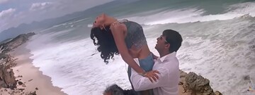 समुद्रात बुडणार होती अभिनेत्री, वाचवण्यासाठी धावला अक्षय कुमार; शूटिंगवेळीचा भयानक किस्सा