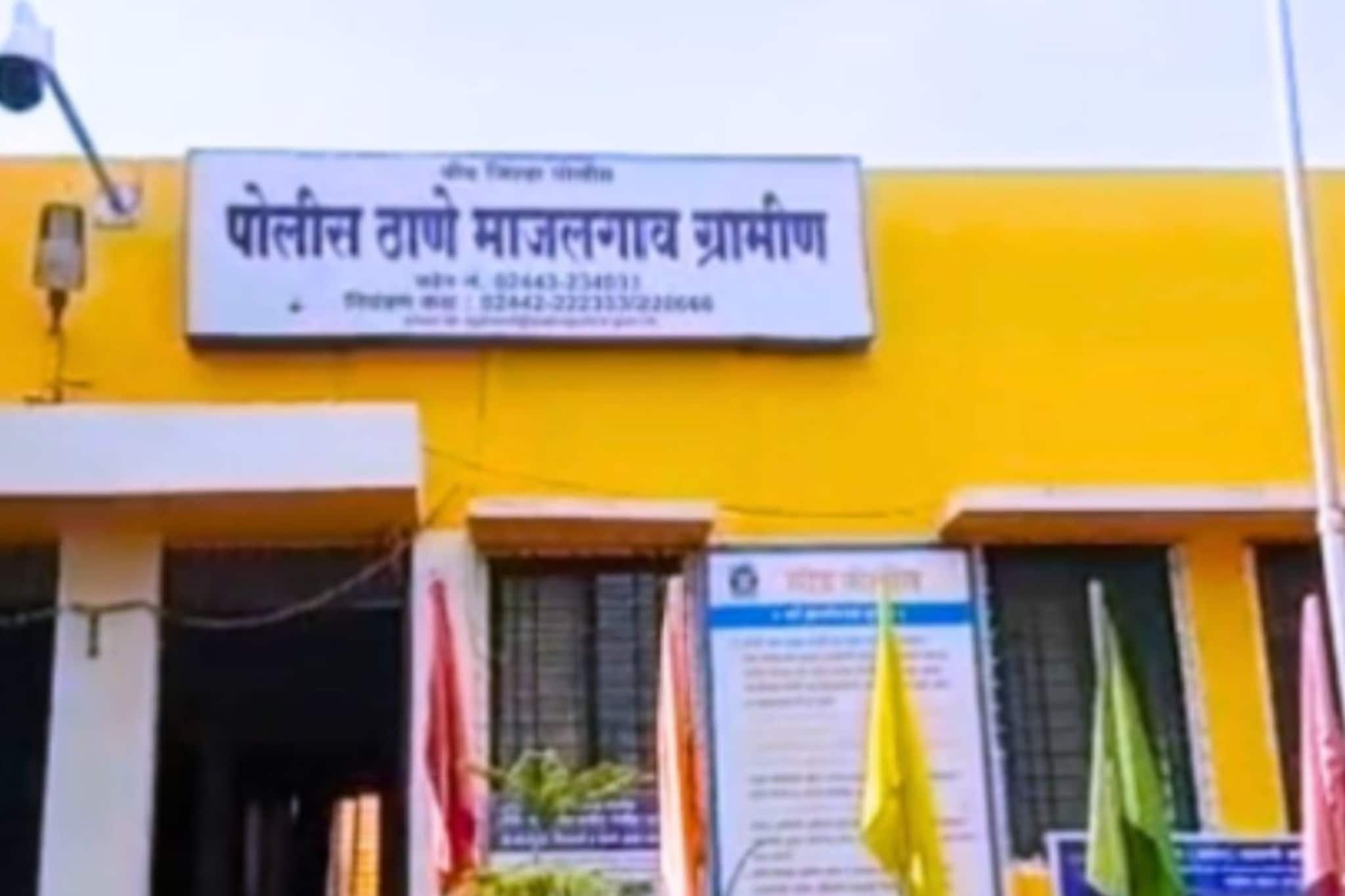 माजलगावात दिवसाढवळ्या डल्ला! स्विफ्ट कारच्या सीटवरून 1 लाख रुपये घेऊन चोरटा फरार माजलगावात दिवसाढवळ्या डल्ला! स्विफ्ट कारच्या सीटवरून 1 लाख रुपये घेऊन चोरटा फरार