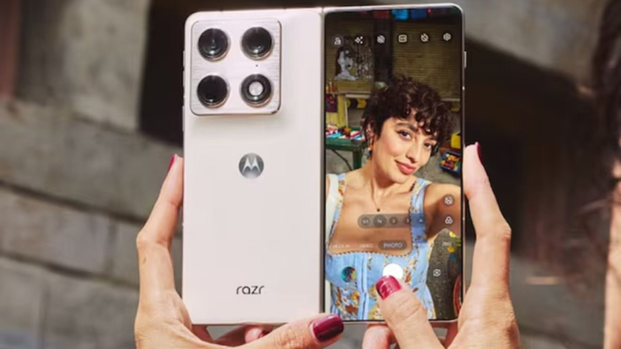 मोटोरोलाचा डबल धमाका! बुक-स्टाइल फोल्डेबल फोन लॉन्च, पाहा फीचर्स 