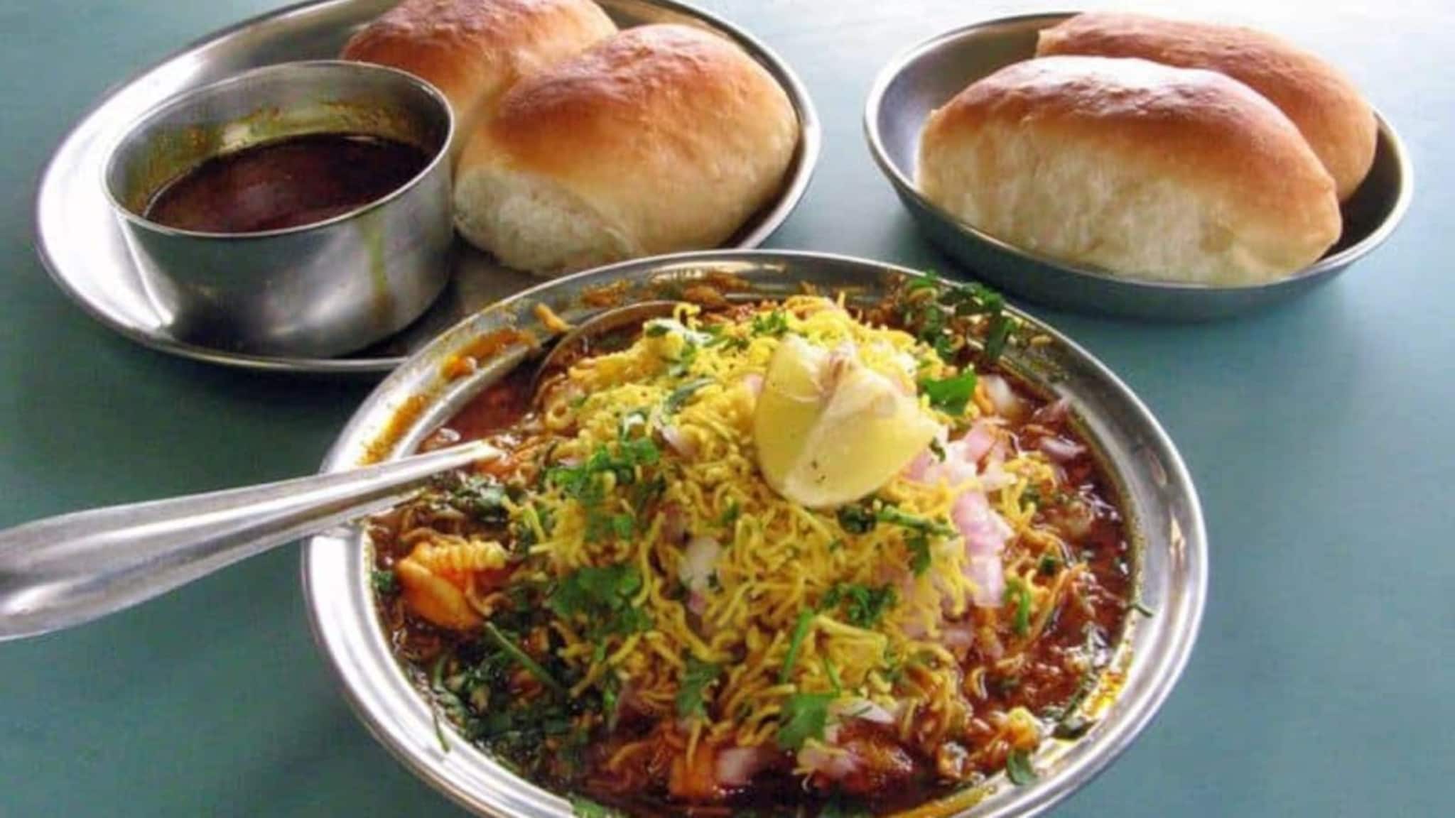 मुंबईच्या रस्त्यावर खायचं की जायचं? आता वडापाव, डोसा, इडली, विसरा; इतके वाढले दर!