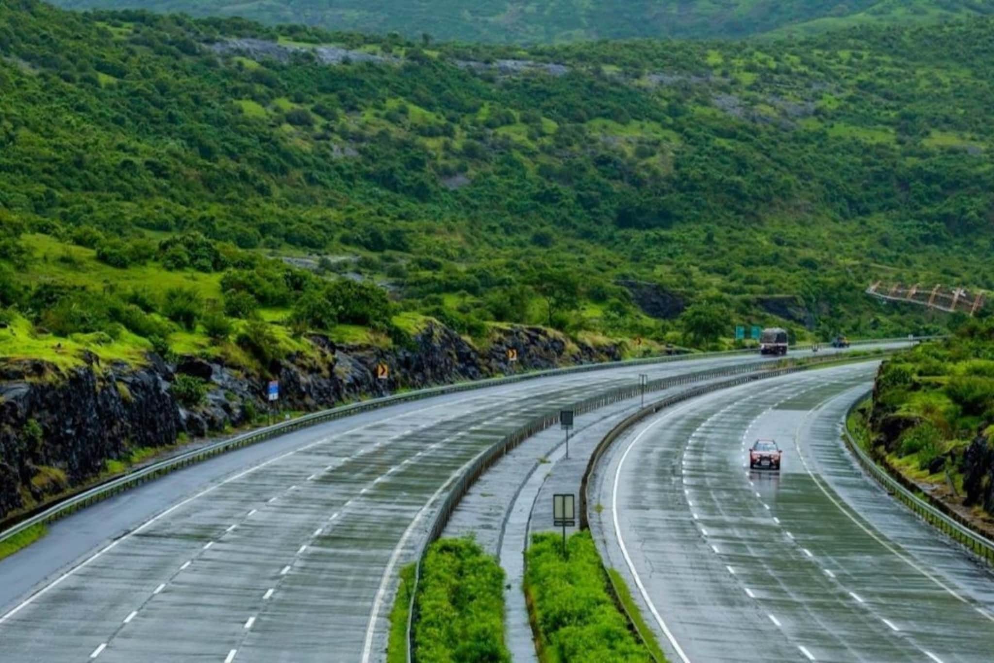 मुंबई-गोवा हायवेवरून कोकणकरांचा प्रवास होणार सुसाट, केव्हापासून होणार महामार्गाला सुरूवात? मुंबई-गोवा हायवेवरून कोकणकरांचा प्रवास होणार सुसाट, केव्हापासून होणार महामार्गाला सुरूवात?