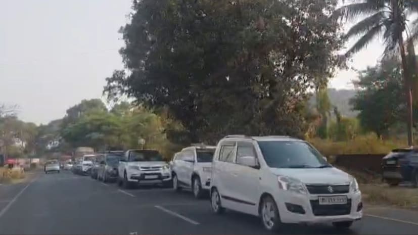 मुंबई-गोवा महामार्गावर रविवारी मोठ्या प्रमाणात वाहतूक कोंडी झाली असून माणगाव आणि इंदापूर परिसरात वाहनांच्या लांबच लांब रांगा लागल्या आहेत. मुंबई-गोवा महामार्गावर रविवारी मोठ्या प्रमाणात वाहतूक कोंडी झाली असून माणगाव आणि इंदापूर परिसरात वाहनांच्या लांबच लांब रांगा लागल्या आहेत.