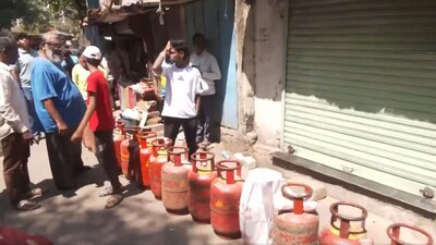 গ্যাস সিলিন্ডারের জন্য মুম্বাইবাসীদের তীব্র গরমে দীর্ঘ লাইন, ভিডিও ভাইরাল