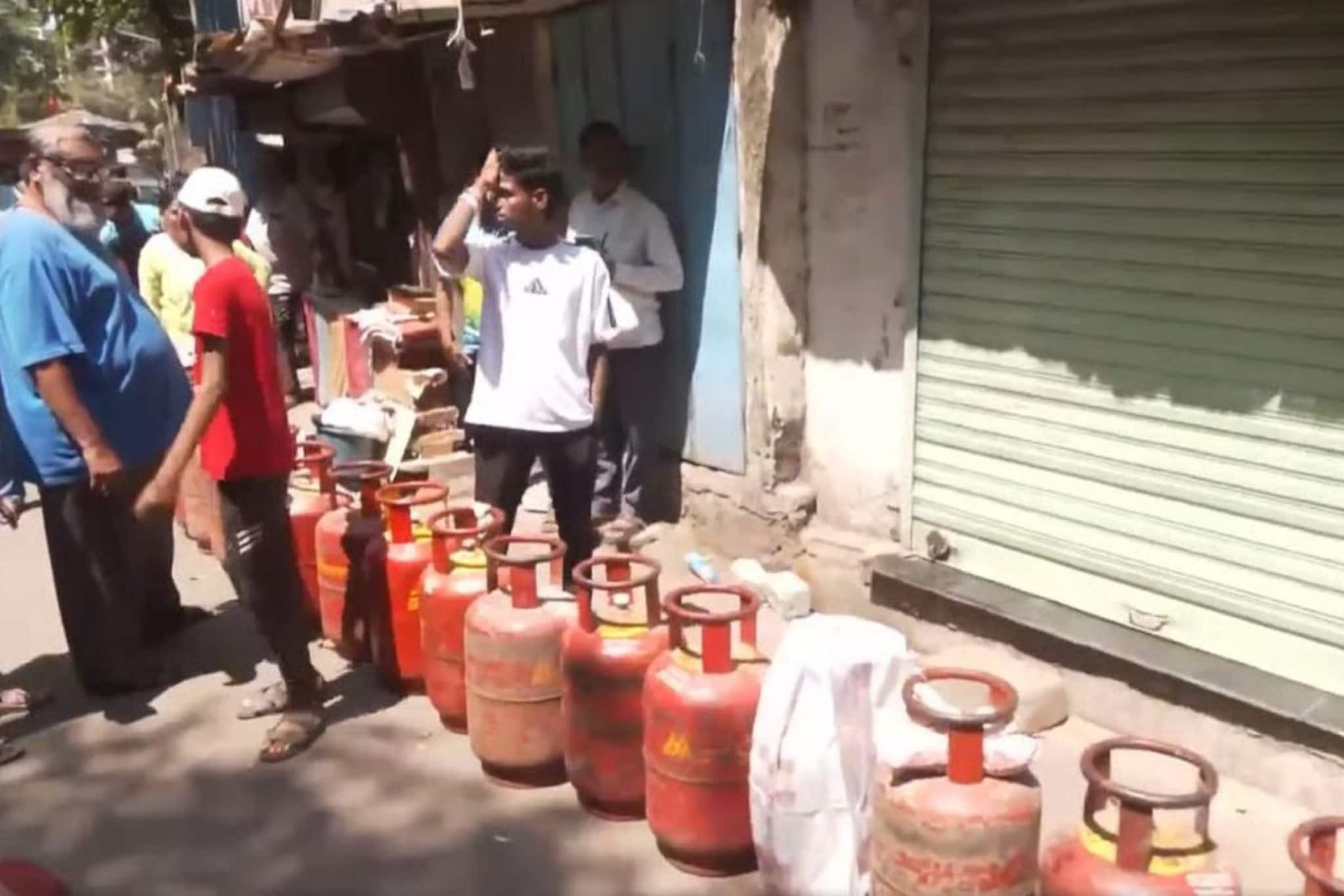 स्वयंपाक कसा करायचा? भर उन्हात सिलेंडरसाठी मुंबईकरांची लांबच लांब रांग, Video स्वयंपाक कसा करायचा? भर उन्हात सिलेंडरसाठी मुंबईकरांची लांबच लांब रांग, Video