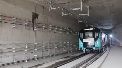 मुंबई मेट्रो 3 भुयारात 30 मिनिटं थांबली, ना रेंज, ना घोषणा; प्रवाशांचा जीव टांगणीला.