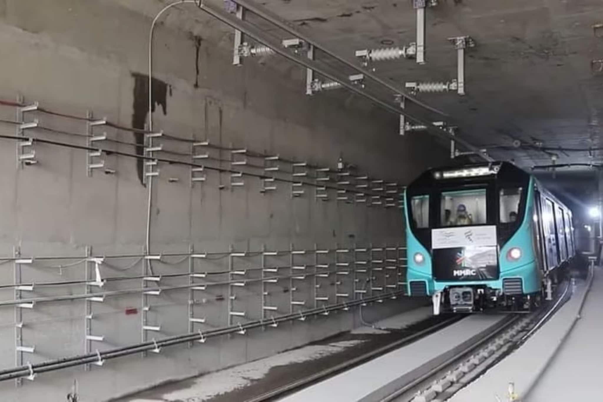 मुंबई मेट्रो 3 भुयारात 30 मिनिटं थांबली, ना रेंज, ना घोषणा; प्रवाशांचा जीव टांगणीला!