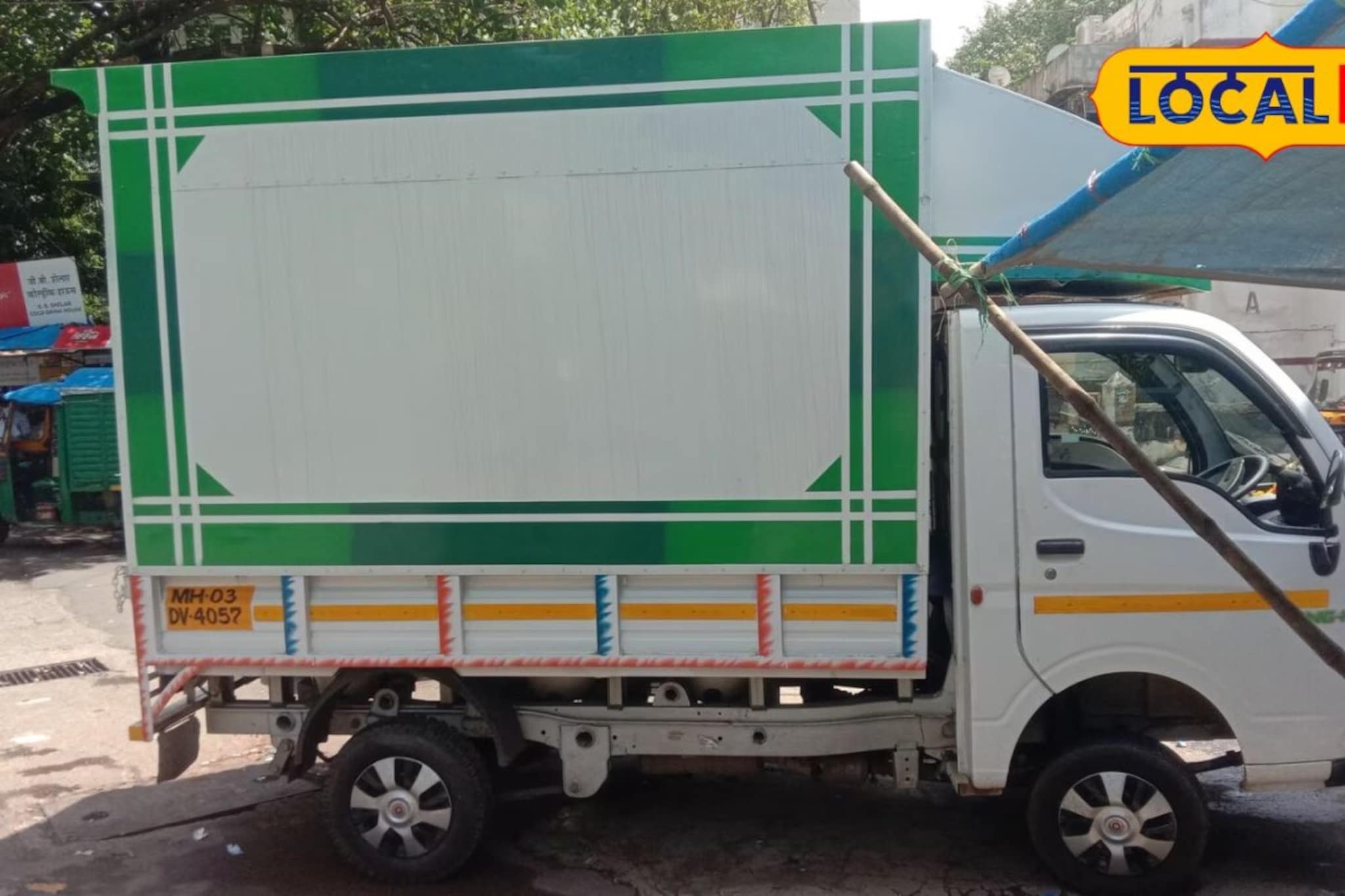 डिलिव्हरीसाठी आला, टेम्पोचं लॉक तोडलं अन् लोकांनी डल्ला मारला! मुंबईत 'मौल्यवान' गोष्ट चोरीला, कांदिवलीतील घटना