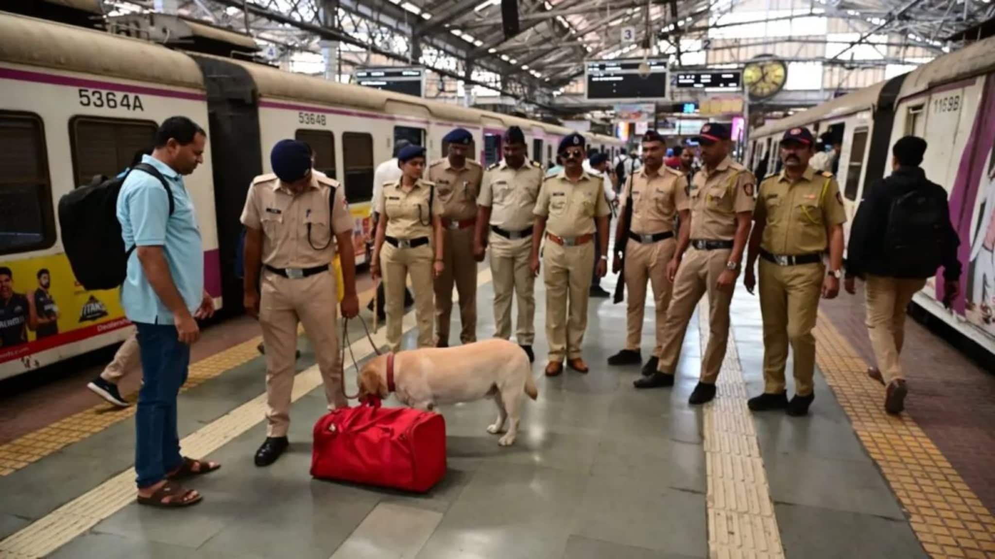 मुंबईत प्रमुख रेल्वे स्थानकांवर 2 दिवस असणार पोलिसांचा कडेकोट बंदोबस्त, नेमकं कारण काय? मुंबईत प्रमुख रेल्वे स्थानकांवर 2 दिवस असणार पोलिसांचा कडेकोट बंदोबस्त, नेमकं कारण काय?