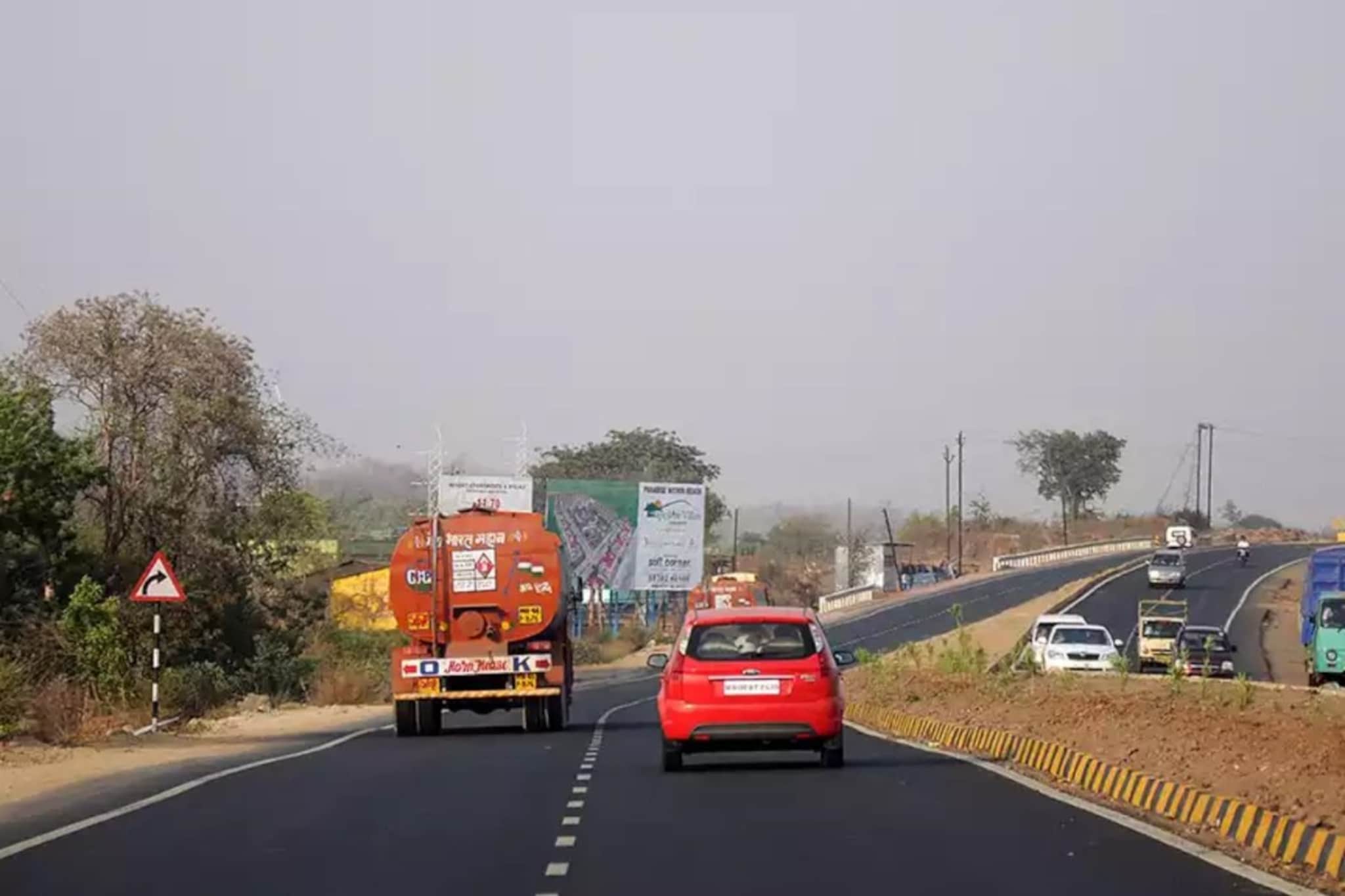 ठाण्यातील वडपे परिसरामध्ये मोठ्या प्रमाणावर वाहतूक कोंडी, वाहनांच्या लांबच लांब रांगा