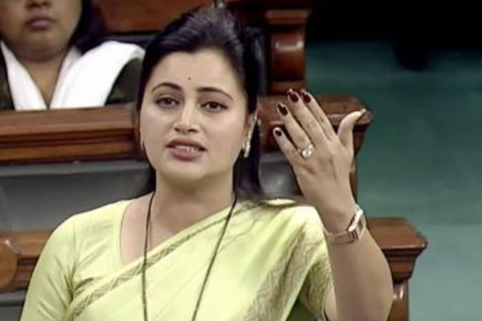 नवनीत राणांचे तिकिट कापलं, राज्यसभेच्या रेसबाहेर पडताच पहिली प्रतिक्रिया