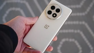 OnePlus चा दमदार फोन 5,500 रुपयांनी झाला स्वस्त! बँक डीलही, पाहा ऑफर कुठे?