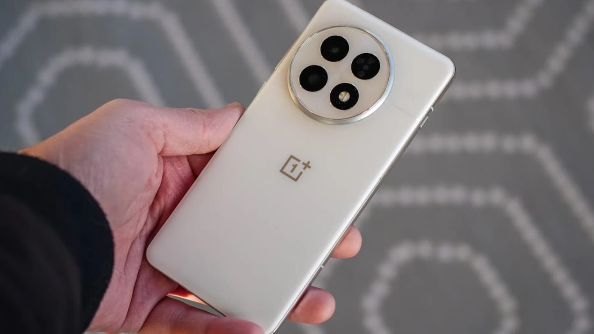 OnePlus चा दमदार फोन 5,500 रुपयांनी झाला स्वस्त! बँक डीलही, पाहा ऑफर कुठे?