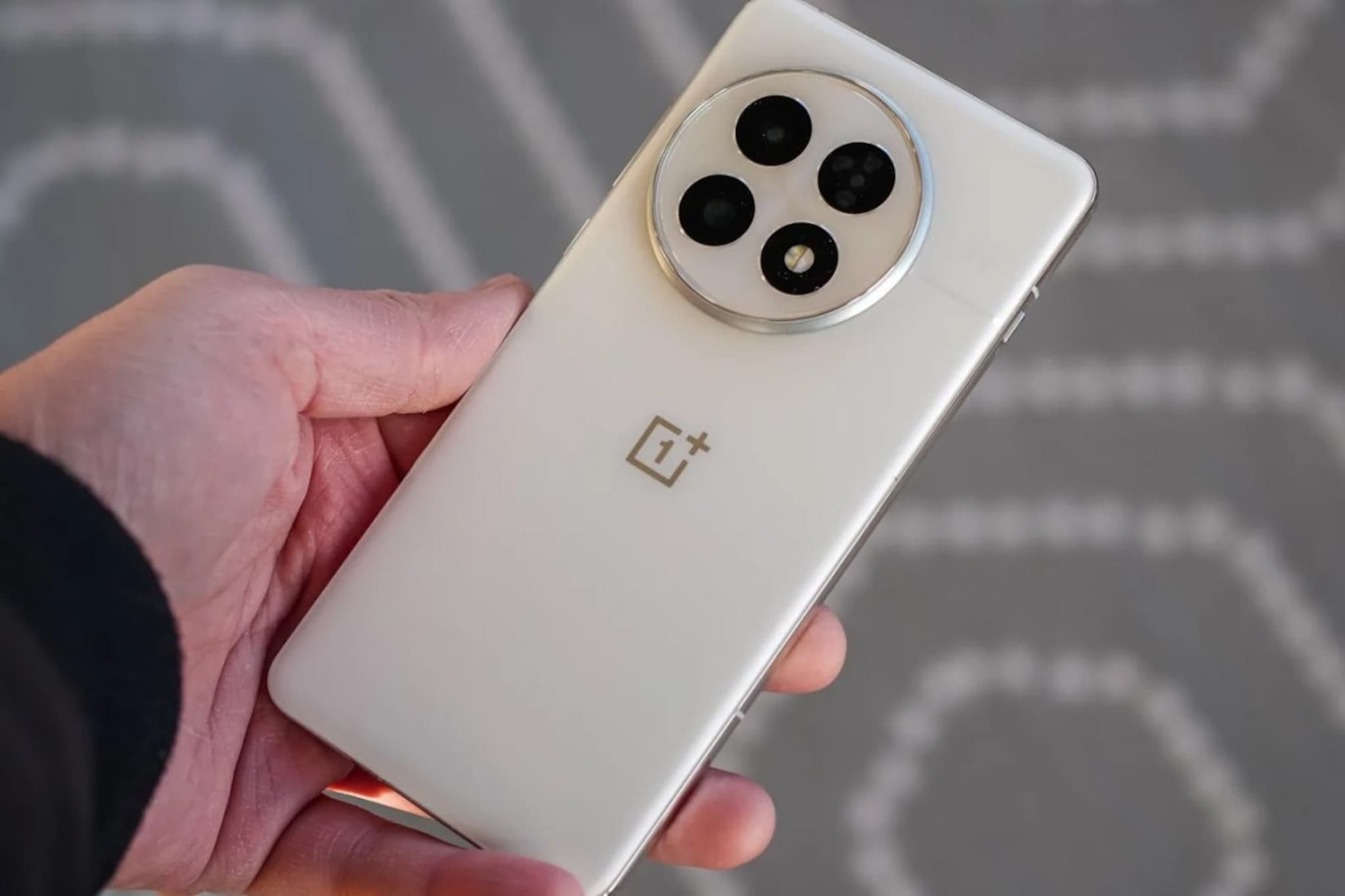 OnePlus चा दमदार फोन 5,500 रुपयांनी झाला स्वस्त! बँक डीलही, पाहा ऑफर कुठे?