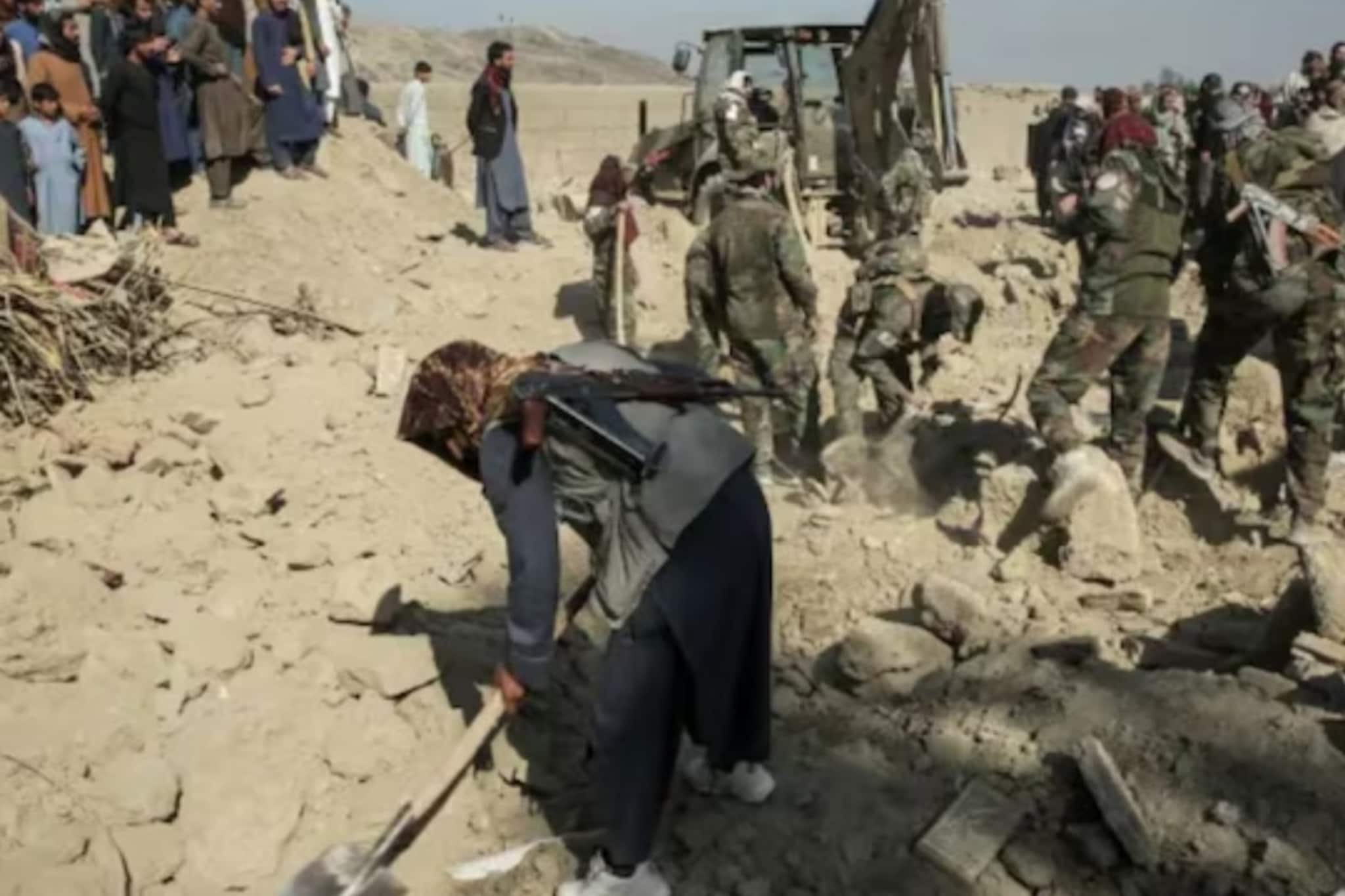 पाकिस्ताचा रानटीपणा, महिला निष्पाप मुलांवर हल्ला; भरवस्तीत बॉम्ब टाकू केला क्रूरतेचा कळस पाकिस्ताचा रानटीपणा, महिला निष्पाप मुलांवर हल्ला; भरवस्तीत बॉम्ब टाकू केला क्रूरतेचा कळस