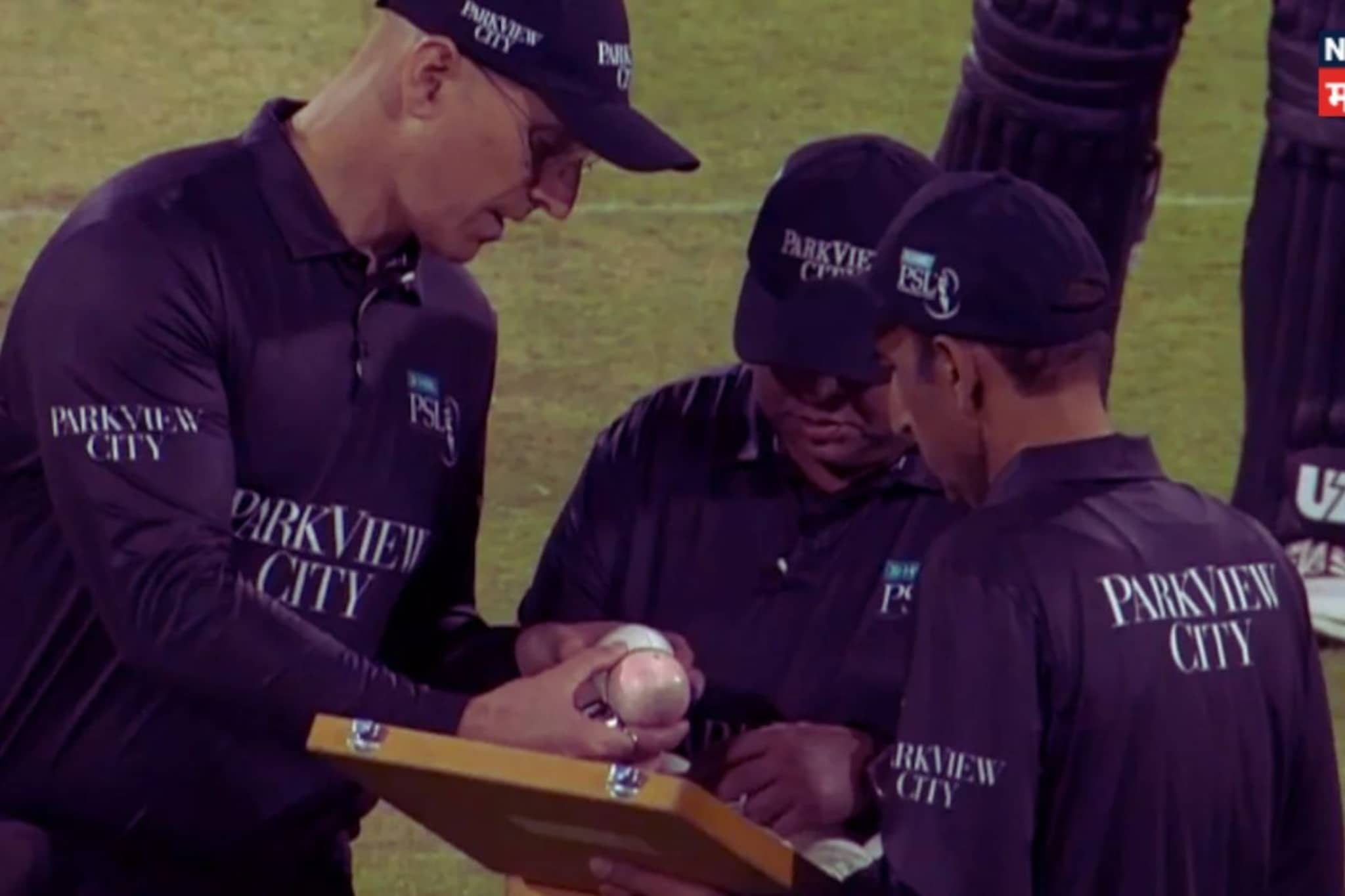 PSL 2026 : ओपनिंग मॅचमध्ये पाकिस्तानच्या गरिबीची पोलखोल! व्हाईट बॉल अचानक झाला गुलाबी, दुसऱ्याच ओव्हरमध्ये काय घडलं? PSL 2026 : ओपनिंग मॅचमध्ये पाकिस्तानच्या गरिबीची पोलखोल! व्हाईट बॉल अचानक झाला गुलाबी, दुसऱ्याच ओव्हरमध्ये काय घडलं?