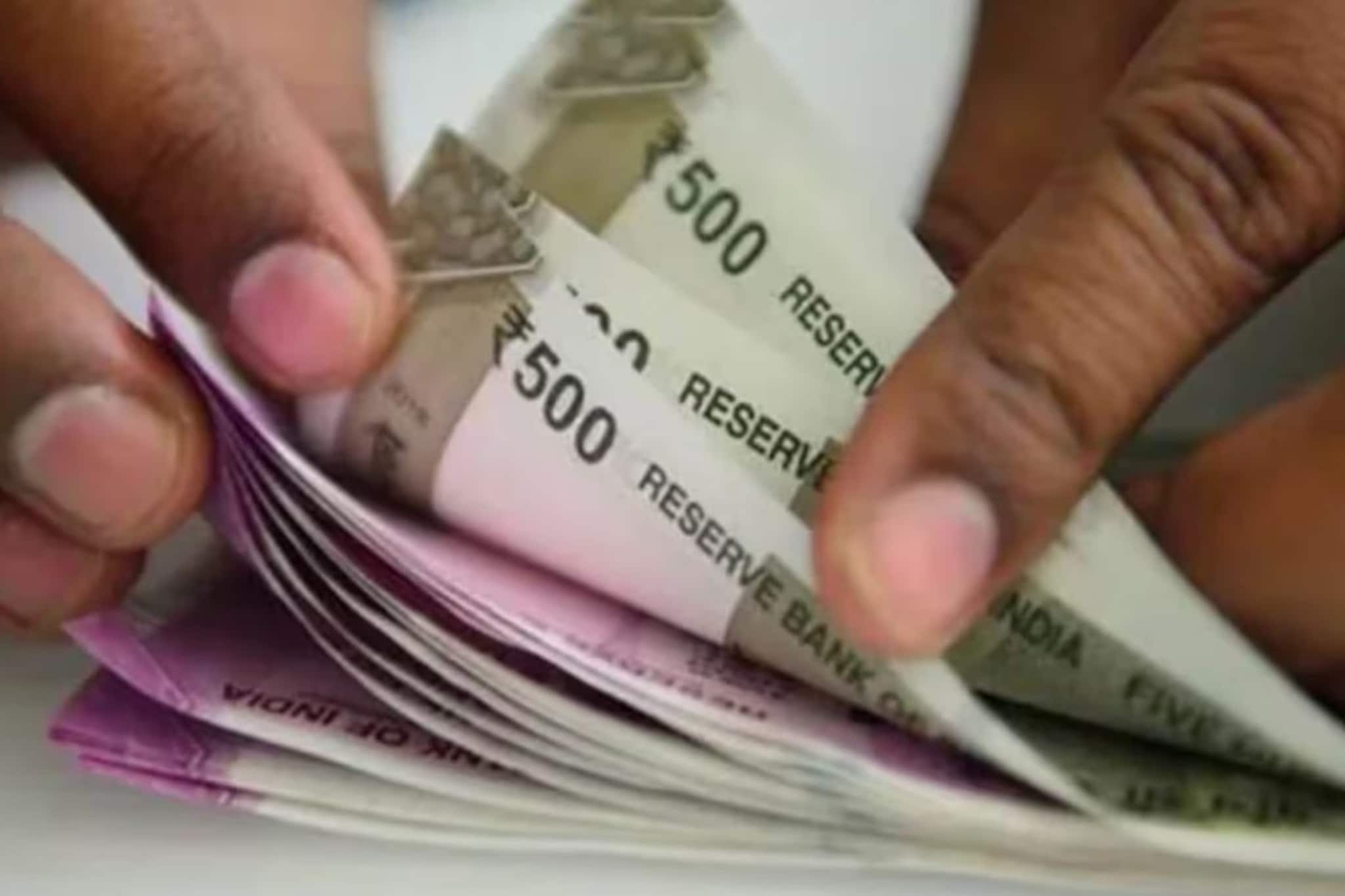 8व्या वेतन आयोगाचा नवा प्रस्ताव, 18 हजारांवरून थेट बेसिक सॅलरी इतक्या रुपयांवर पोहोचणार! आतापर्यंत किती वाढ झाली