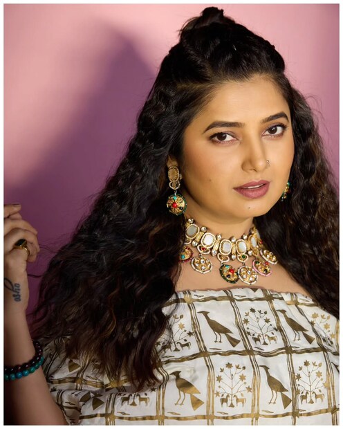 सतत सोशल मीडियावर एक्टिव्ह असणारी अभिनेत्री प्राजक्ता माळी, जी काही दिवसांपूर्वी 15 दिवसांसाठी गायब झाली होती. आपण पुढचे 15 दिवस नॉट रिचेबल असणार अशी माहिती तिने स्वत:च सोशल मीडियावर पोस्ट शेअर करत दिली होती. त्यानंतर ती दिसलीच नाही. सतत सोशल मीडियावर एक्टिव्ह असणारी अभिनेत्री प्राजक्ता माळी, जी काही दिवसांपूर्वी 15 दिवसांसाठी गायब झाली होती. आपण पुढचे 15 दिवस नॉट रिचेबल असणार अशी माहिती तिने स्वत:च सोशल मीडियावर पोस्ट शेअर करत दिली होती. त्यानंतर ती दिसलीच नाही.