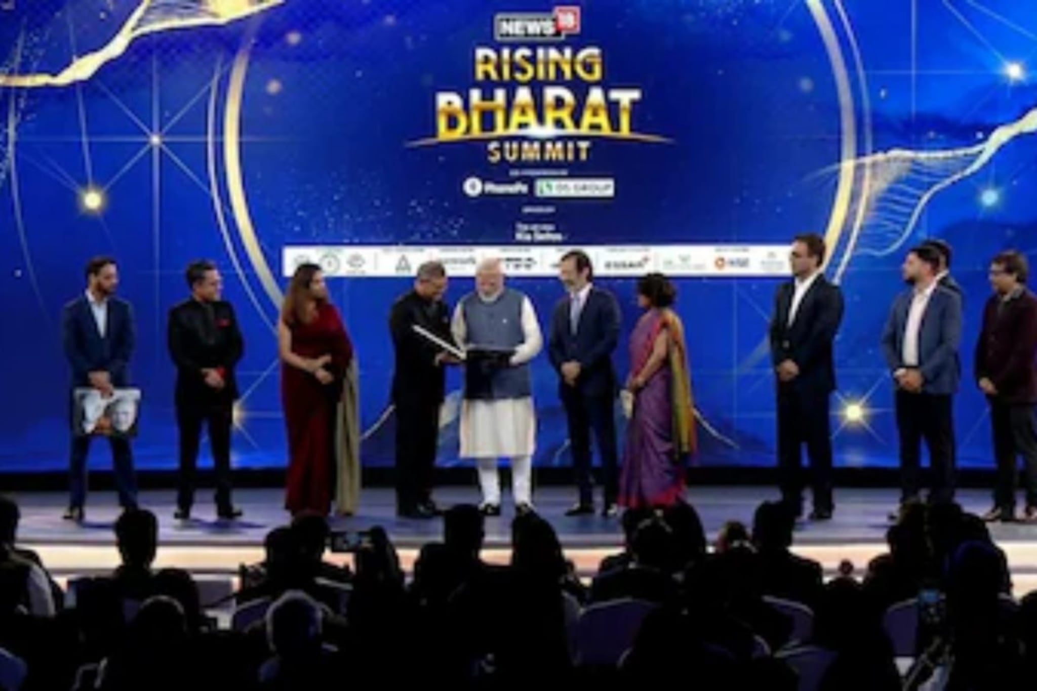 रायझिंग भारत 2026 मध्ये पंतप्रधान नरेंद्र मोदींना विशेष आवृत्ती पुस्तकाची भेट