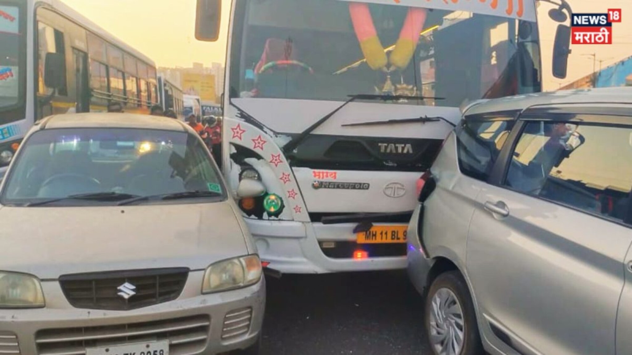 Pune Navle Bridge : सलग दुसऱ्या दिवशी नवले पुलावर अपघात, तब्बल 5 ते 6 गाड्या एकमेकांना धडकल्या! रक्ताचा सडा अन् अनर्थ घडला