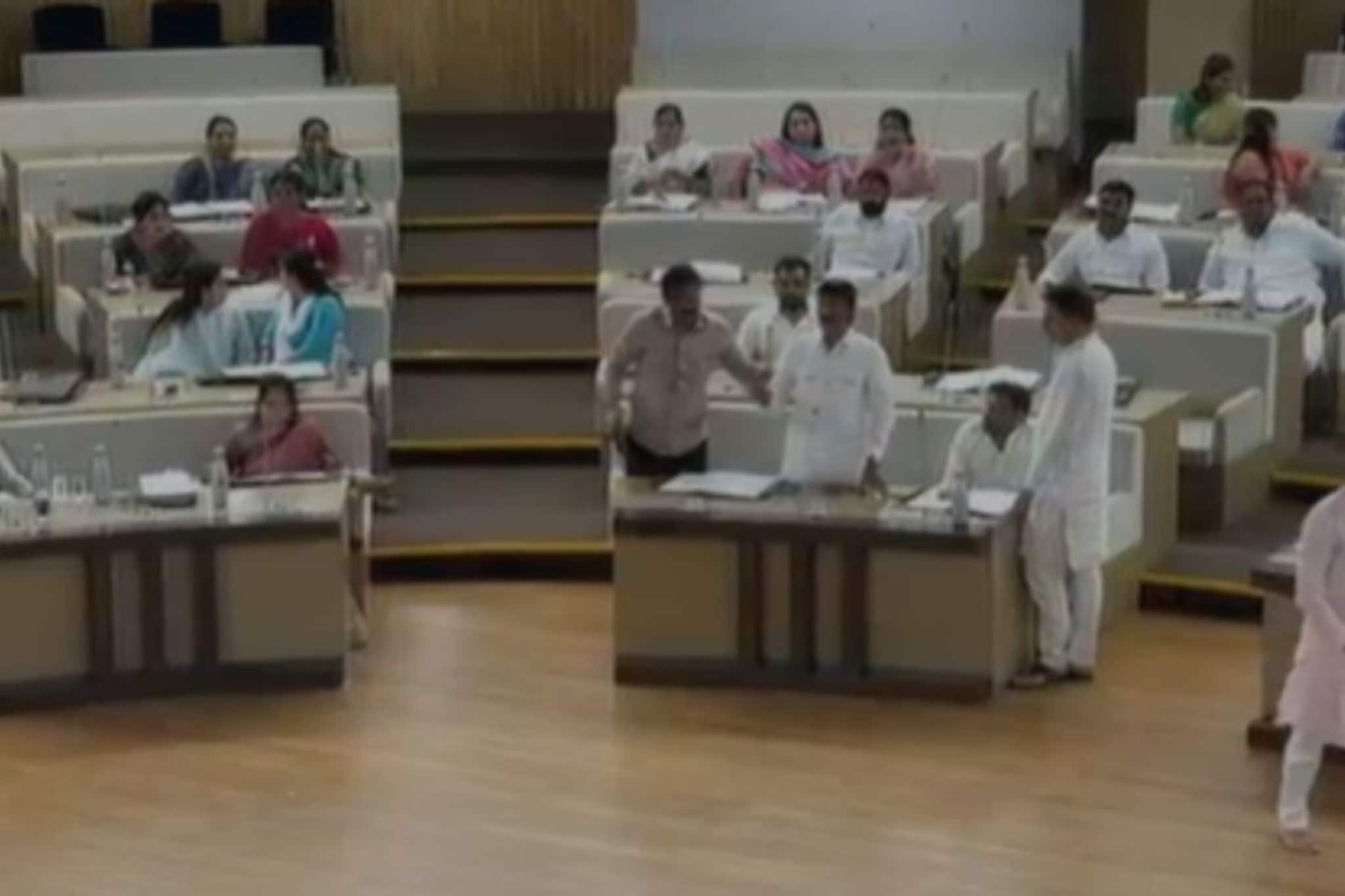  सभागृह की आखाडा? निधीच्या वाटपावरून पुणे महानगरपालिकेत खडाजंगी, भाजप आणि काँग्रेस नेत्यांमध्ये बाचाबाची