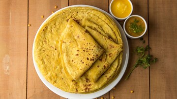 पुरणपोळी लाटताना फुटतेय? पिठात मिसळा 'हा' एक पदार्थ, एकही पोळी फुटणार नाही