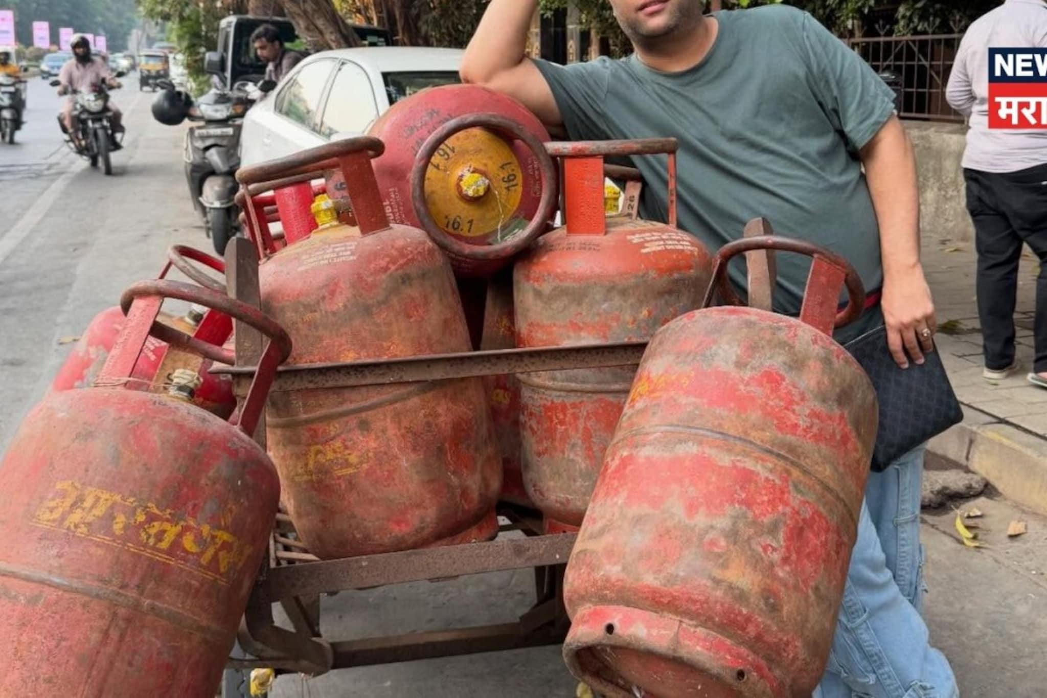 सिलेंडर घ्या सिलेंडर! Bigg Boss फेम अभिनेता रस्त्यावर विकतोय LPG Gas Cylinder; स्वत:च शेअर केली पोस्ट
