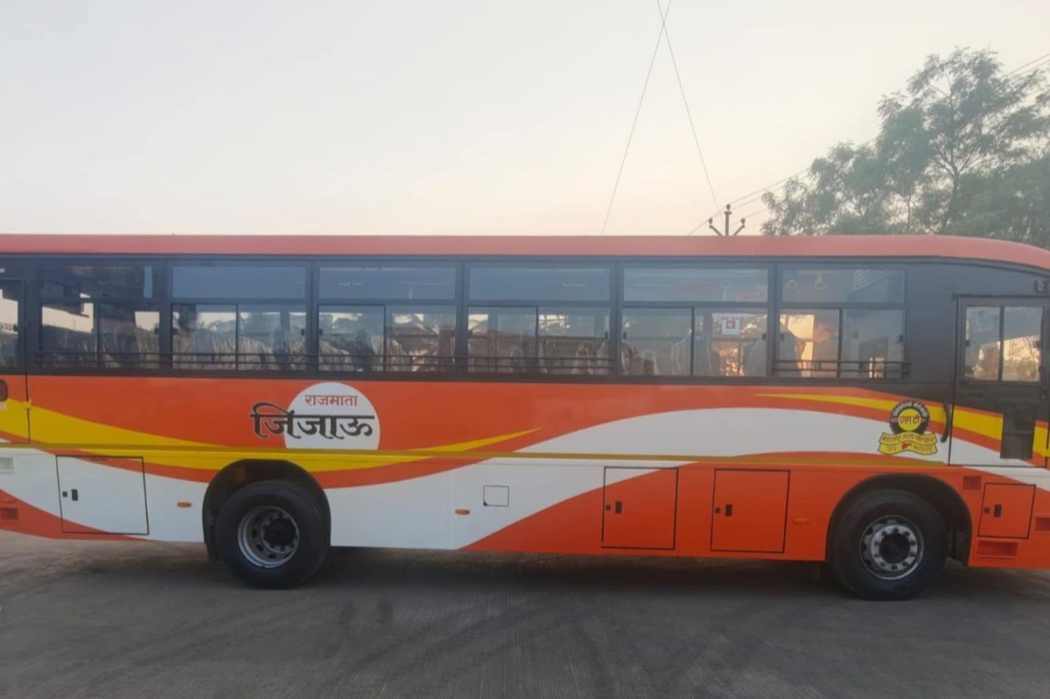 हिरकणीनंतर आता 'राजमाता जिजाऊ' बस धावणार, एसटीच्या ताफ्यात 3000नव्या बसेस!