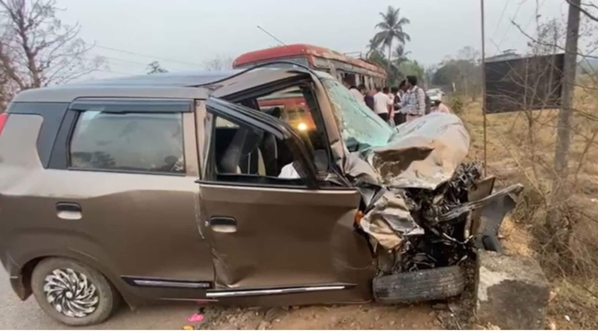 खेड–दापोली मार्गावर भीषण अपघात; Wagonr आणि पिकअपची समोरासमोर धडक; कारचा चेंदामेंदा