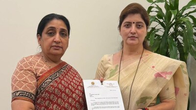 खरात प्रकरणामुळे रूपाली चाकणकर यांचा NCP महिला प्रदेशाध्यक्षपदाचा राजीनामा