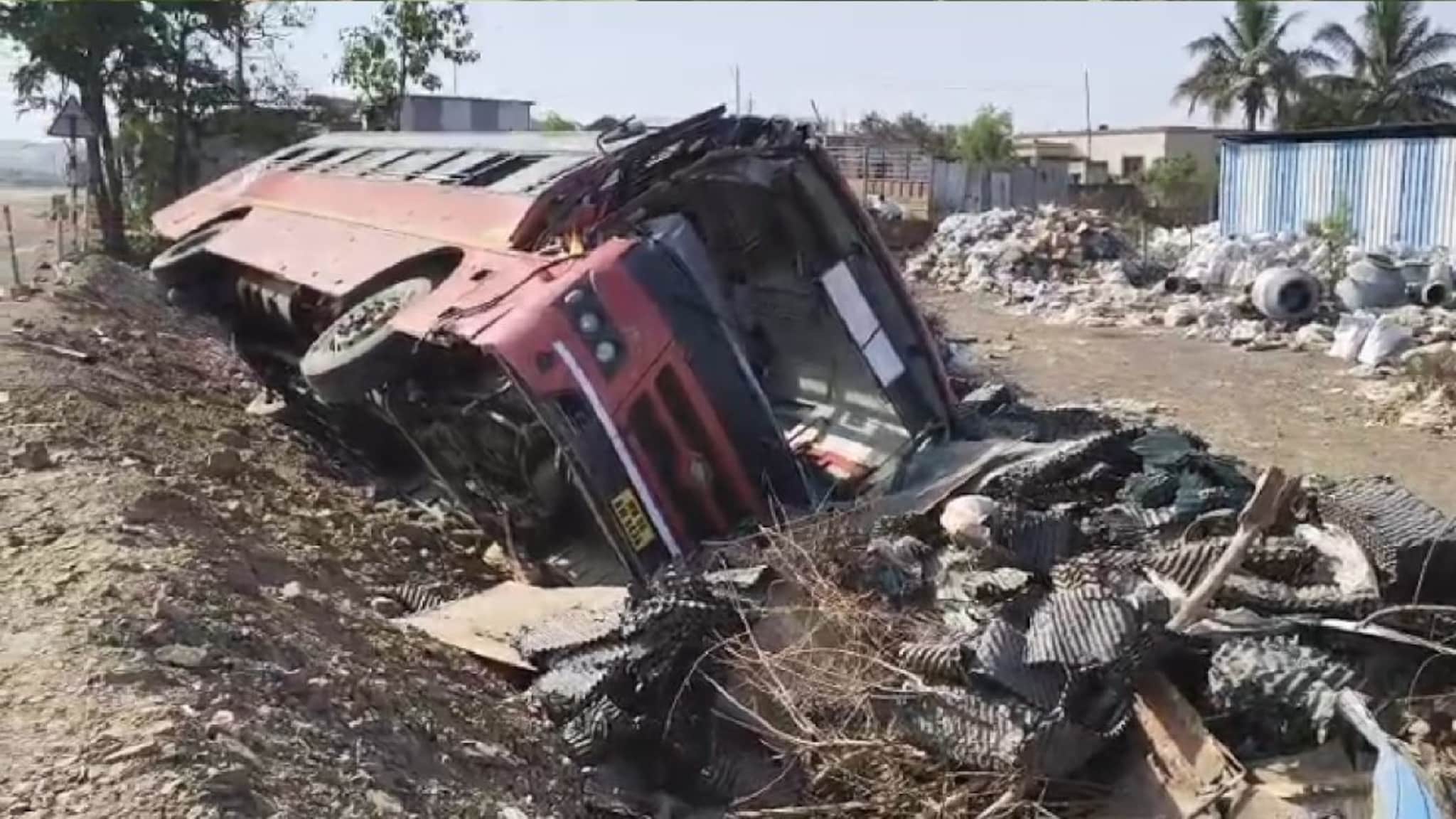 ओव्हरटेकचा नाद नडला! ४४ प्रवाशांना घेऊन जाणाऱ्या ST बसला भीषण अपघात ओव्हरटेकचा नाद नडला! ४४ प्रवाशांना घेऊन जाणाऱ्या ST बसला भीषण अपघात