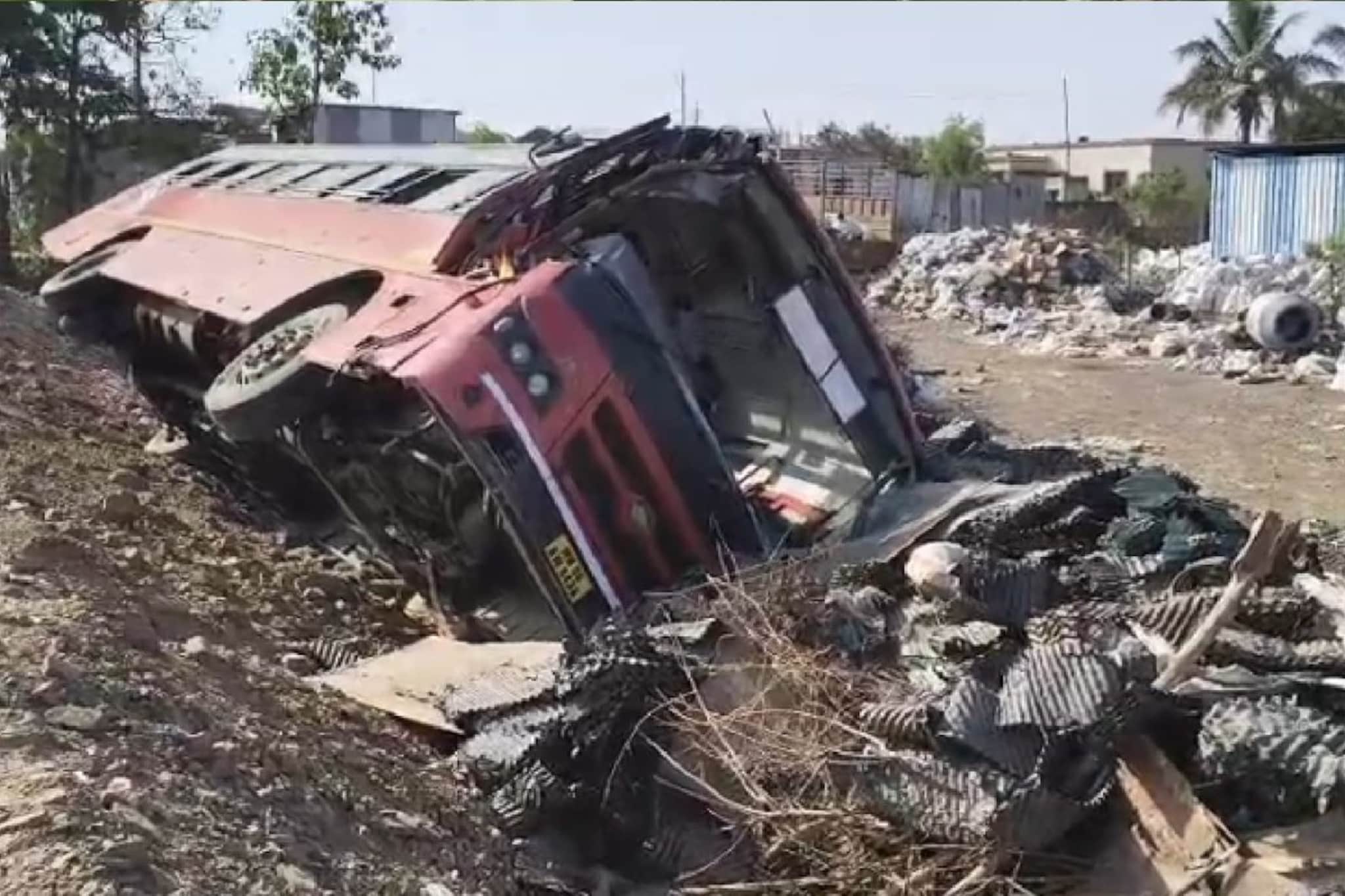 ओव्हरटेकचा नाद नडला! ४४ प्रवाशांना घेऊन जाणाऱ्या ST बसला भीषण अपघात