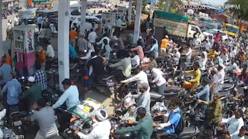 Sambhajinagar: पेट्रोल पंपांवरील वाढती गर्दी, प्रशासनाचा मोठा निर्णय, किती रूपयांचं पेट्रोल डिझेल मिळणार? Sambhajinagar: पेट्रोल पंपांवरील वाढती गर्दी, प्रशासनाचा मोठा निर्णय, किती रूपयांचं पेट्रोल डिझेल मिळणार?