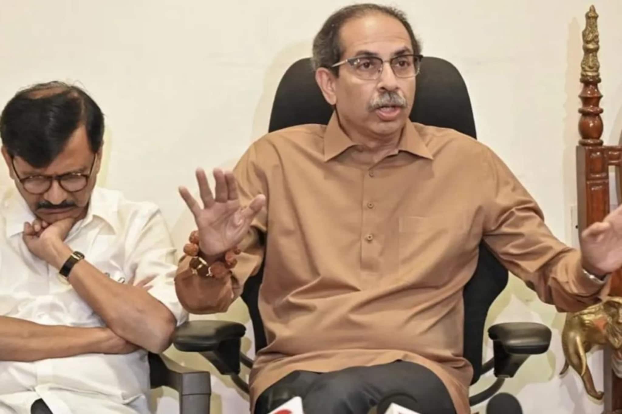 शरद पवारांच्या खासदारकीमुळे शिवसेनेत नाराजी? तोफेच्या तोंडी संजय राऊत? खासदारांनी घेरलं