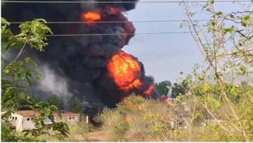 Satara : काचा फुटल्या, 10 किमीपर्यंत स्फोटाचा भयंकर आवाज, केमिकल फॅक्ट्रीत भीषण आग