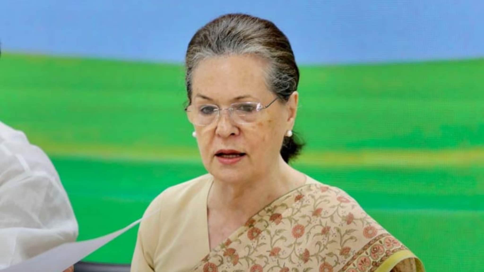 सोनिया गांधी यांची तब्येत अचानक बिघडली, दिल्लीत रुग्णालयात दाखल; राहुल-प्रियांका Hospitalमध्ये