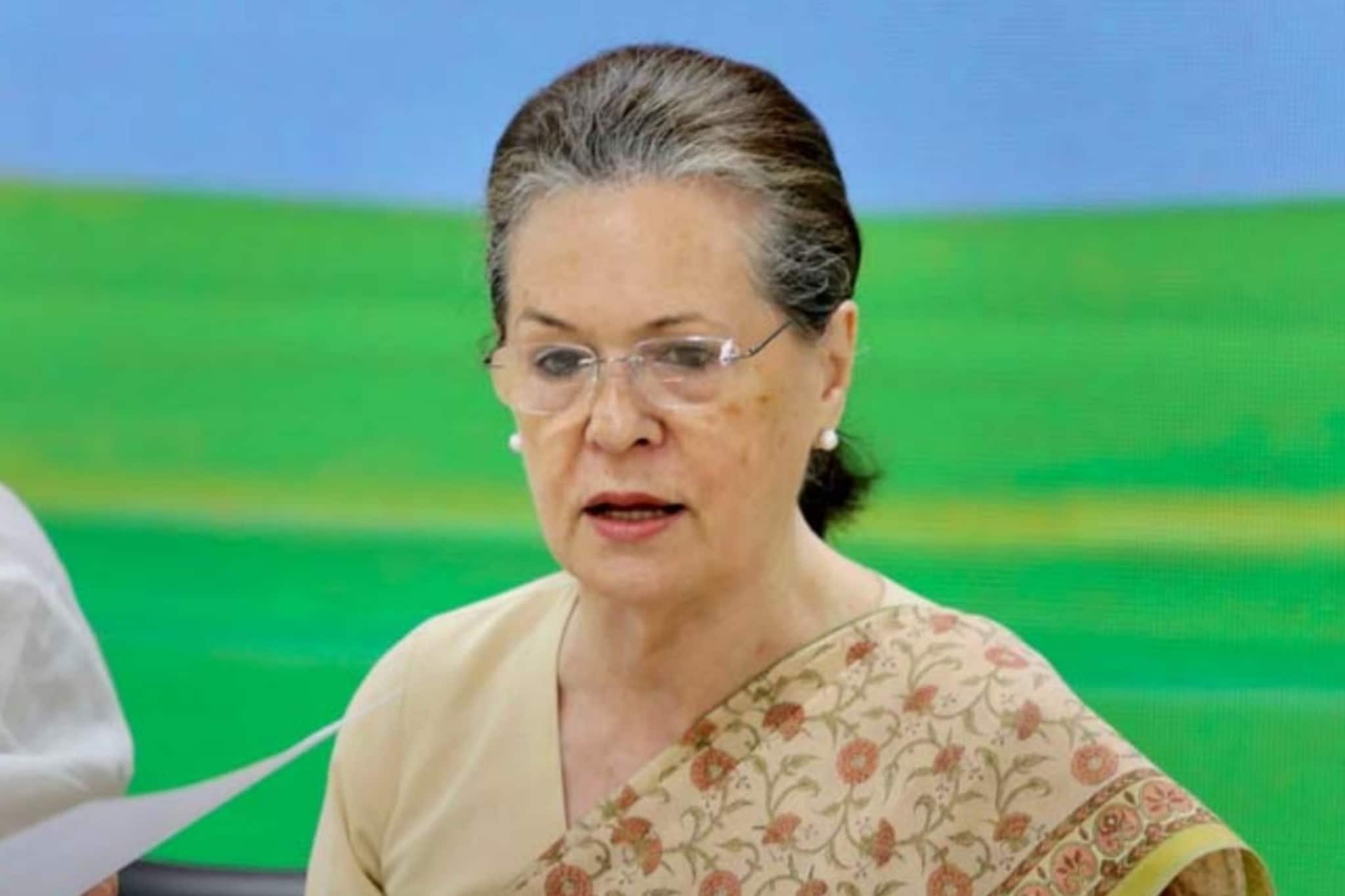 सोनिया गांधी यांची तब्येत अचानक बिघडली, दिल्लीत रुग्णालयात दाखल; राहुल-प्रियांका Hospitalमध्ये