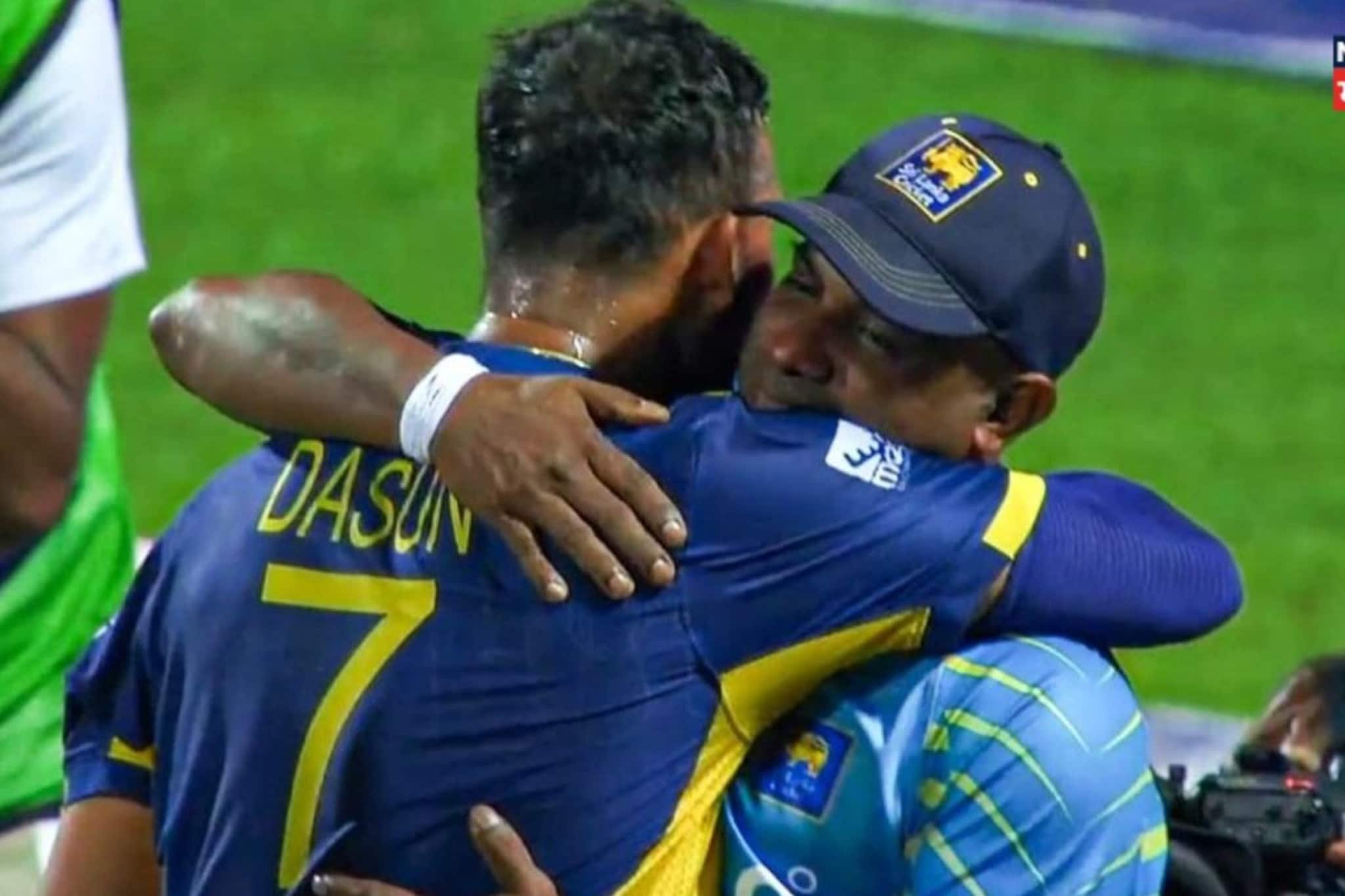 इकडं कॅप्टनने जाहीर माफी मागितली, तिकडं जयसूर्याचा मोठा निर्णय! इकडं कॅप्टनने जाहीर माफी मागितली, तिकडं जयसूर्याचा मोठा निर्णय!