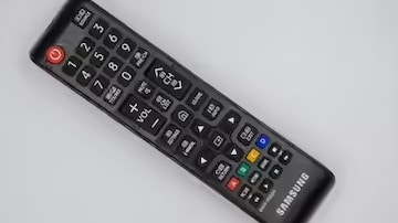 TV रिमोटवर लाल, पिवळे, हिरवे बटणं का असतात? अनेकांना माहितीच नाही कारण