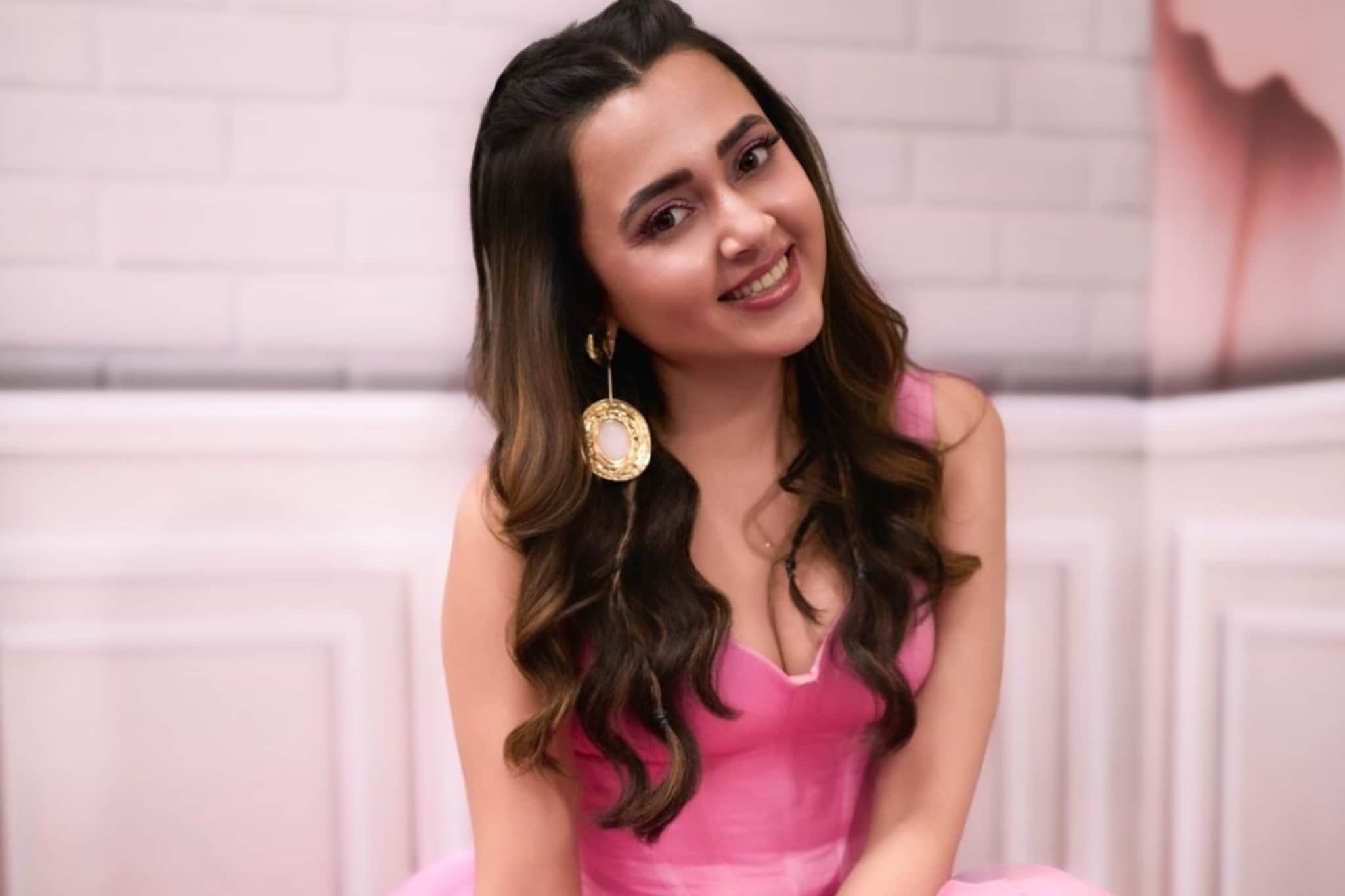 तेजस्वी प्रकाश 24वर्षे मोठ्या अभिनेत्यासोबत करणार रोमान्स, सीन पाहून चाहते भडकले तेजस्वी प्रकाश 24वर्षे मोठ्या अभिनेत्यासोबत करणार रोमान्स, सीन पाहून चाहते भडकले