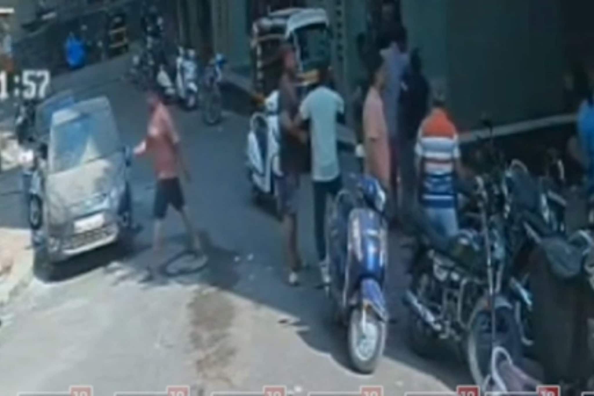 ‘दारू पिऊन सोसायटीत येऊ नका' म्हणणाऱ्या सेक्रेटरीला बेदम मारहाण ‘दारू पिऊन सोसायटीत येऊ नका' म्हणणाऱ्या सेक्रेटरीला बेदम मारहाण