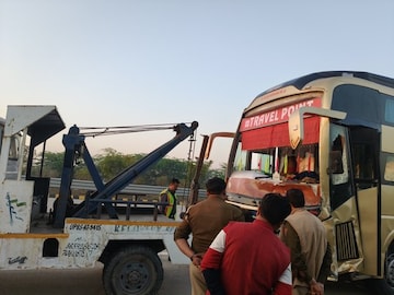 होळीला काळाचा घाला! बसची इकोला भीषण धडक, 6 जणांचा जागीच मृत्यू