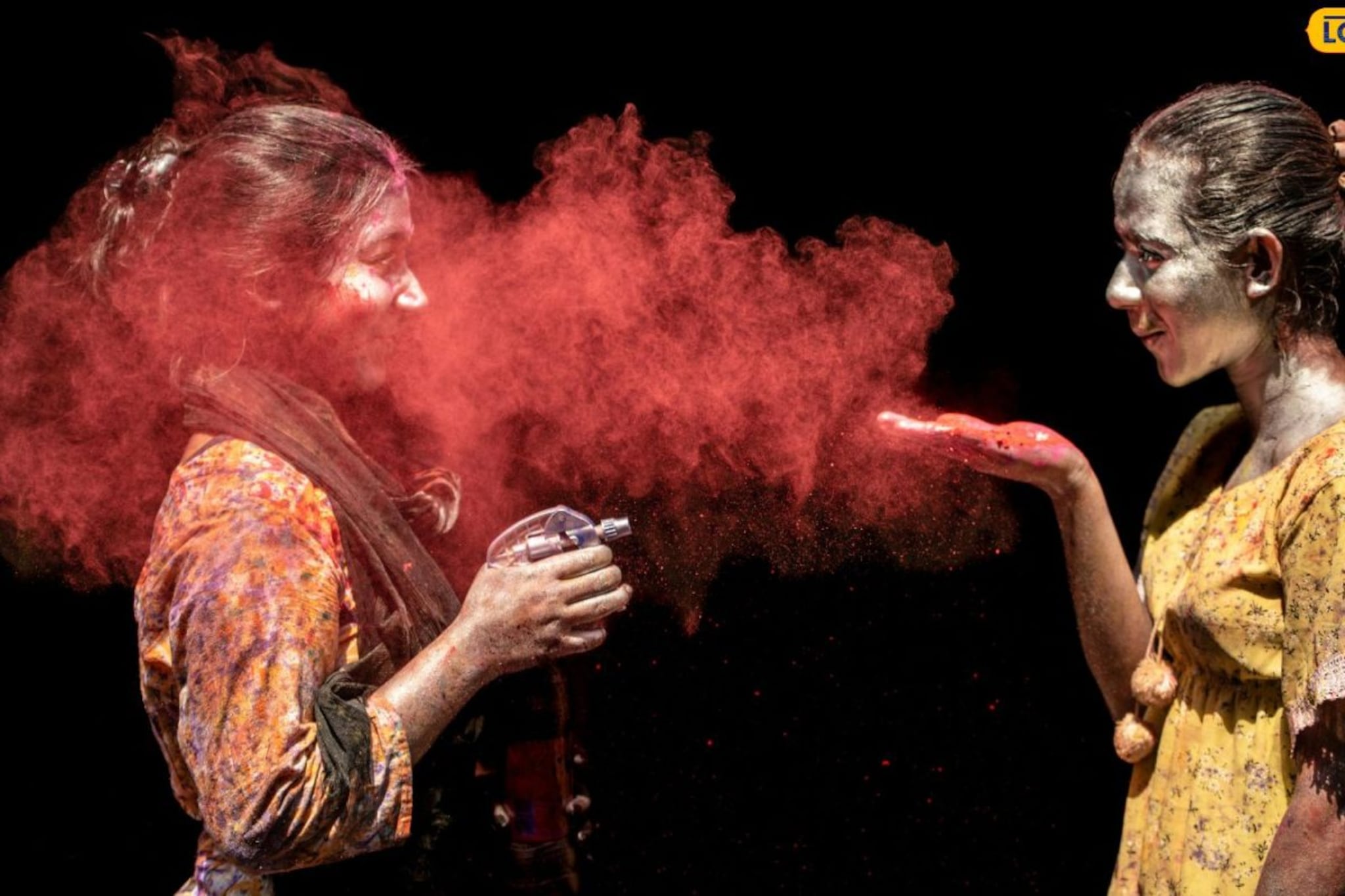 होळीच्या रंगांनी त्वचा होणार नाही खराब! फॉलो तज्ज्ञांच्या 'या' खास टिप्स होळीच्या रंगांनी त्वचा होणार नाही खराब! फॉलो तज्ज्ञांच्या 'या' खास टिप्स