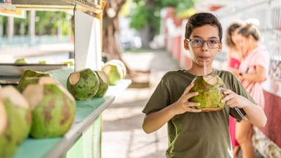 नारळ पाणी इतर पेयांच्या तुलनेत उन्हाळ्यात एक सुरक्षित आणि फायदेशीर पेय असते. डिहायड्रेशनपासून वाचण्यासाठी त्यापेक्षा उत्तम काहीच नाही. आज आपण या नारळ पाण्याविषयी काही महत्त्वाची माहिती पाहणार आहोत.