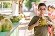 Coconut Water Myths : रिकाम्या पोटी नारळ पाणी पिणं सुरक्षित आहे का? ते रोज प्यावं का? डॉक्टरांनी सांगितलं सत्य