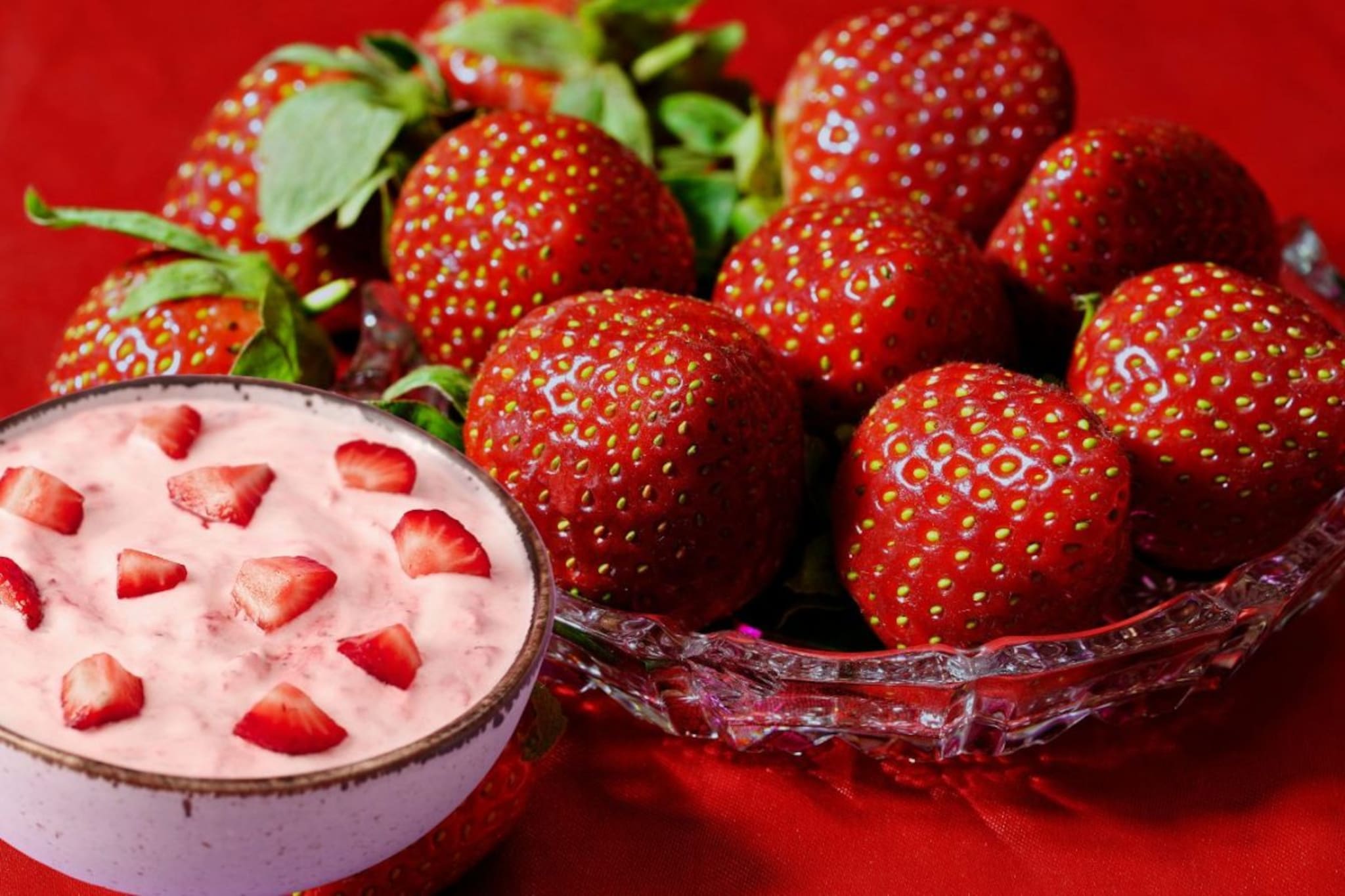 घरी बनवा स्ट्रॉबेरी श्रीखंड! दही न खाणारी मुलंही आवडीने खातील, सोपी आहे रेसिपी