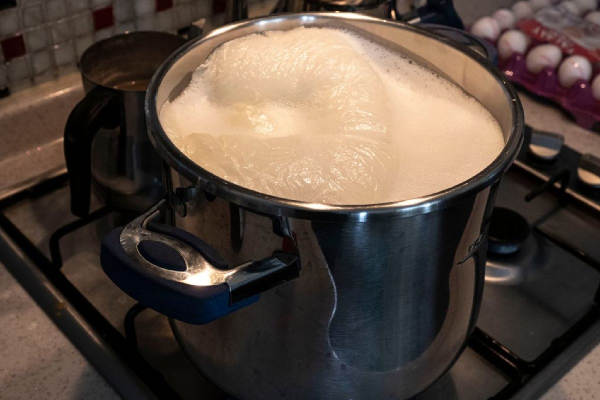 दूध तापवण्यासाठी कोणत्या धातूचं भांडं योग्य आहे? 'ही' भांडी वापरणं तात्काळ सोडा