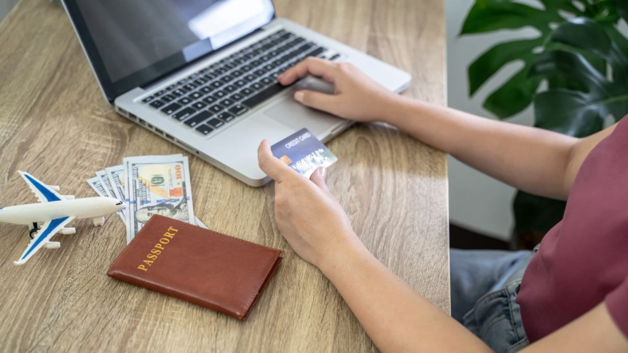 Tips And Tricks : फ्लाइट बुक करताना 'या' ट्रिक्स फॉलो करा; कमी किमतीत मिळेल तिकीट, वाचतील भरपूर पैसे