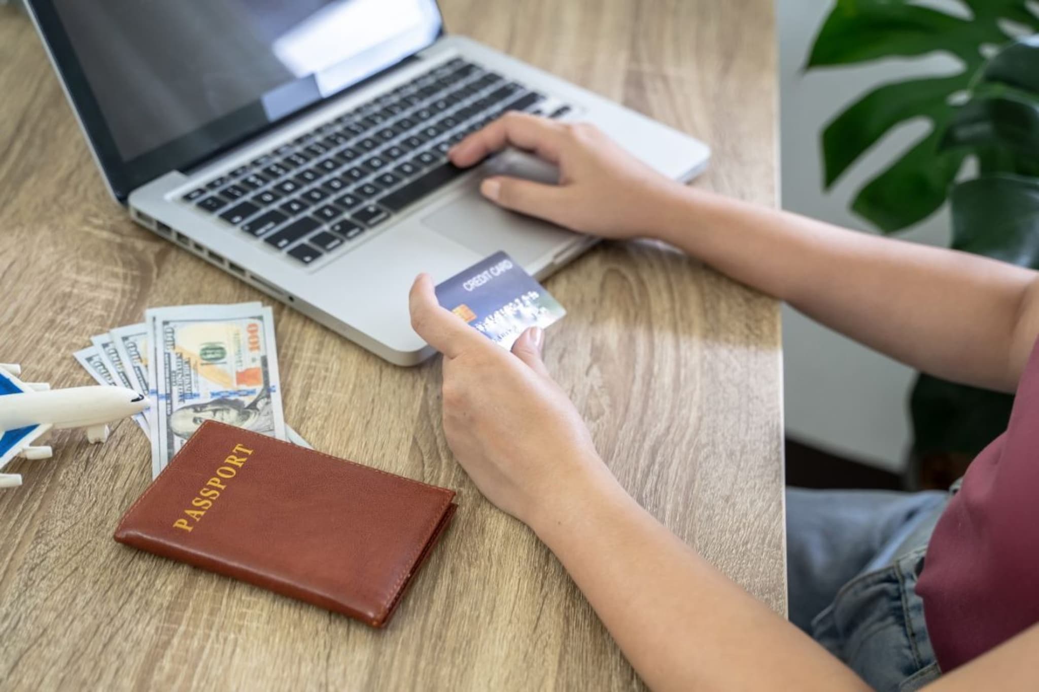 फ्लाइट बुक करताना 'या' ट्रिक्स फॉलो करा; कमी किमतीत मिळेल तिकीट, वाचतील पैसे फ्लाइट बुक करताना 'या' ट्रिक्स फॉलो करा; कमी किमतीत मिळेल तिकीट, वाचतील पैसे